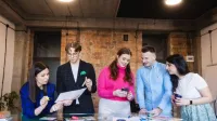Zarządzanie | Studia I stopnia w Chorzowie | Uniwersytet WSB Merito Chorzów: studenci wspólnie omawiający projekt