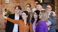 Turystyka międzynarodowa i obsługa ruchu turystycznego | Studia I stopnia w Chorzowie | Uniwersytet WSB Merito Chorzów: studenci robiący sobie selfie