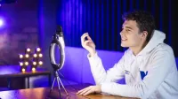 Nowoczesny markteting internetowy | Studia II stopnia ze studiami podyplomowymi  | Uniwersytet WSB Merito Chorzów: student robiący live'a
