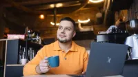 Logopedia | Studia podyplomowe w Chorzowie | Uniwersytet WSB Merito Chorzów: student z kawą i laptopem