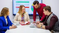 Controlling | Studia II stopnia w Chorzowie | Uniwersytet WSB Merito Chorzów: grupa osób zastanawiająca się nad rozwiązaniem zadania