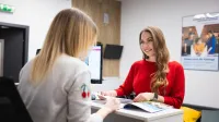 Zarządzanie sprzedażą | Studia I stopnia w Chorzowie | Uniwersytet WSB Merito Chorzów: studentka rozmawiająca z pracownikiem działu rekrutacji