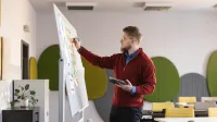 Specjalista ds. kadr i płac | Uniwersytet WSB Merito Chorzów: student zapisuje dane na tablicy 