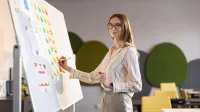 Zarządzanie | Studia II stopnia w Chorzowie | Uniwersytet WSB Merito Chorzów: studentka zapisuje dane na tablicy 