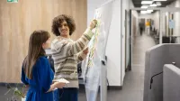 Gospodarka nieruchomościami | Studia II stopnia w Chorzowie | Uniwersytet WSB Merito Chorzów: dwójka studentów omawiająca dane na tablicy