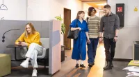 Wyniki wyszukiwania | Uniwersytet WSB Merito Chorzów: studenci rozmawiający ze sobą na korytarzu