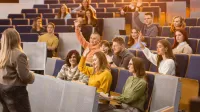 Administracja rządowa, podatkowa i celna | Studia I stopnia w Chorzowie | Uniwersytet WSB Merito Chorzów: studenci siedzą w auli wykładowej na zajęciach