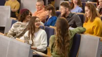 Turystyka międzynarodowa i obsługa ruchu turystycznego | Studia I stopnia w Chorzowie | Uniwersytet WSB Merito Chorzów: studenci siedzą w auli wykładowej 