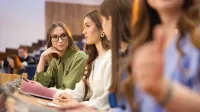 Menedżer marketingu i sprzedaży | Studia II stopnia w Chorzowie | Uniwersytet WSB Merito Chorzów: studentki uczące się na auli wykładowej