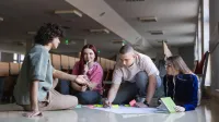 Bezpieczeństwo narodowe | Studia I stopnia w Chorzowie | Uniwersytet WSB Merito Chorzów: studenci pracujący nad projektem w auli wykładowej
