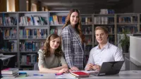 Administracja rządowa, podatkowa i celna | Studia I stopnia w Chorzowie | Uniwersytet WSB Merito Chorzów: studenci uczący się w bibliotece