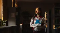 Wizaż i stylizacja | Studia I stopnia w Chorzowie | Uniwersytet WSB Merito Chorzów: Studentka stojąca w bibliotece