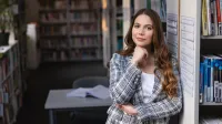 Psychologia menedżera | Studia I stopnia w Chorzowie | Uniwersytet WSB Merito Chorzów: Studentka stojąca w bibliotece 