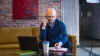 Architekt rozwiązań IT w chmurze obliczeniowej | Studia podyplomowe w Chorzowie | Uniwersytet WSB Merito Chorzów: uczestnik studiów podyplomowych pracujący przy laptopie