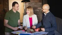 Bankowość cyfrowa | Studia podyplomowe w Chorzowie | Uniwersytet WSB Merito Chorzów: uczestnicy studiów podyplomowych pracujący w grupie nad projektem