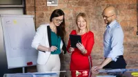 Lean Six Sigma Manager | Studia podyplomowe w Chorzowie | Uniwersytet WSB Merito Chorzów: uczestnicy studiów podyplomowych wykonujący projekt w grupie