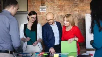 Bankowość cyfrowa | Studia podyplomowe w Chorzowie | Uniwersytet WSB Merito Chorzów: uczestnicy studiów podyplomowych pracujący w grupie nad projektem