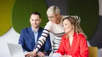 Administracja – prawo, zarządzanie i organizacja | Studia podyplomowe w Chorzowie | Uniwersytet WSB Merito Chorzów: Uczestnicy studiów podyplomowych pracujący nad projektem