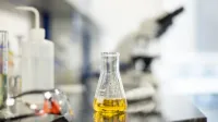 Kosmetologia anti-aging | Studia I stopnia w Chorzowie | Uniwersytet WSB Merito Chorzów: Kolba chemiczna z roztworem
