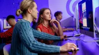 Informatyka | Studia I stopnia w Chorzowie | Uniwersytet WSB Merito Chorzów: studenci podczas ćwiczeń z grafiki komputerowej
