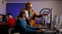 Zaawansowane systemy baz danych | Studia II stopnia w Chorzowie | Uniwersytet WSB Merito Chorzów: studenci podczas ćwiczeń z grafiki komputerowej