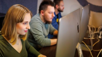Grafika komputerowa w multimediach | Studia I stopnia w Chorzowie | Uniwersytet WSB Merito Chorzów: student siedzący przy komputerze