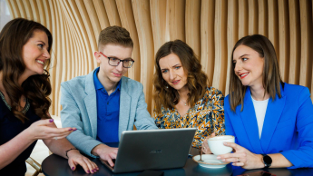 Programista Python - dla inżynierów | Studia II stopnia w Chorzowie | Uniwersytet WSB Merito Chorzów: studenci omawiający zadanie