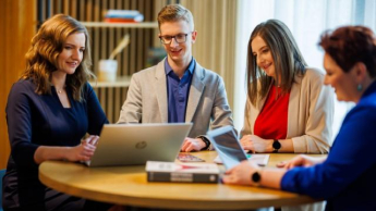 Digital marketing | Studia II stopnia w Chorzowie | Uniwersytet WSB Merito Chorzów: studenci omawiający zadanie
