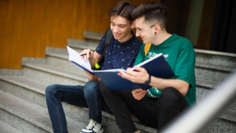 Psychologia zdrowia | Studia I stopnia w Chorzowie | Uniwersytet WSB Merito Chorzów: studenci na schodach