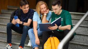 Informatyka | Studia I stopnia w Chorzowie | Uniwersytet WSB Merito Chorzów: studenci czytający notatki