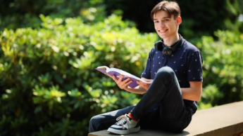 Dietetyka kliniczna | Studia I stopnia w Chorzowie | Uniwersytet WSB Merito Chorzów: student czytające książkę na murku