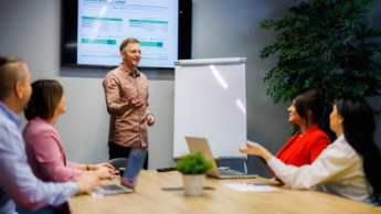 Copywriting sprzedażowy z AI | Studia podyplomowe w Chorzowie | Uniwersytet WSB Merito Chorzów: studenci omawiają prezentację