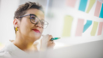 Analityk finansowy | Studia podyplomowe w Chorzowie | Uniwersytet WSB Merito Chorzów: studentka robiąca notatki 