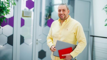 Tworzenie aplikacji internetowych i mobilnych | Studia podyplomowe w Chorzowie | Uniwersytet WSB Merito Chorzów: student z laptopem