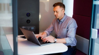Programista JavaScript z wykorzystaniem AI | Studia podyplomowe w Chorzowie | Uniwersytet WSB Merito Chorzów: student czytający coś na laptopie