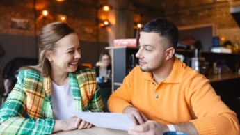 Gospodarowanie nieruchomościami | Studia II stopnia w Chorzowie | Uniwersytet WSB Merito Chorzów: studenci omawiający zadanie w kawiarni
