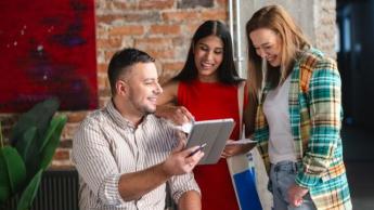 Systemy ubezpieczeń społecznych w praktyce | Studia I stopnia w Chorzowie | Uniwersytet WSB Merito Chorzów: studenci omawiający zadanie