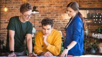 Zarządzanie | Studia II stopnia w Chorzowie | Uniwersytet WSB Merito Chorzów: studenci pracujący nad projektem 