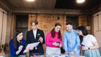 Zarządzanie | Studia I stopnia w Chorzowie | Uniwersytet WSB Merito Chorzów: studenci wspólnie omawiający projekt