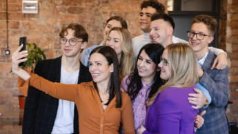 Turystyka międzynarodowa i obsługa ruchu turystycznego | Studia I stopnia w Chorzowie | Uniwersytet WSB Merito Chorzów: studenci robiący sobie selfie