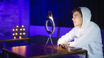 Digital marketing | Studia II stopnia w Chorzowie | Uniwersytet WSB Merito Chorzów: student robiący live'a