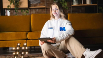 E-marketing | Studia I stopnia w Chorzowie | Uniwersytet WSB Merito Chorzów: studentka z tabletem