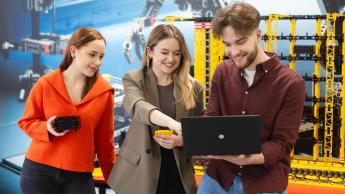 Zielona logistyka | Studia I stopnia w Chorzowie | Uniwersytet WSB Merito Chorzów: Dwie dziewczyny i chłopak patrzą w laptop