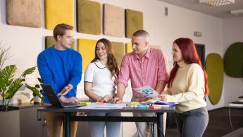Menedżer marketingu i sprzedaży | Studia II stopnia w Chorzowie | Uniwersytet WSB Merito Chorzów: studenci pracują w grupie nad projektem