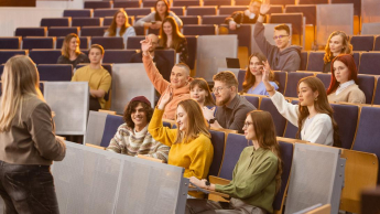 Administracja rządowa, podatkowa i celna | Studia I stopnia w Chorzowie | Uniwersytet WSB Merito Chorzów: studenci siedzą w auli wykładowej na zajęciach