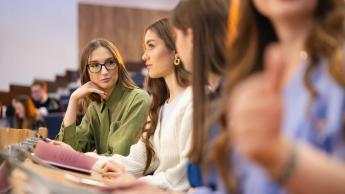 Menedżer marketingu i sprzedaży | Studia II stopnia w Chorzowie | Uniwersytet WSB Merito Chorzów: studentki uczące się na auli wykładowej