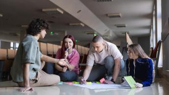 Bezpieczeństwo narodowe | Studia I stopnia w Chorzowie | Uniwersytet WSB Merito Chorzów: studenci pracujący nad projektem w auli wykładowej