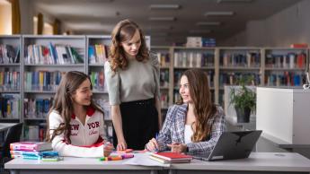 Finanse i rachunkowość | Studia II stopnia w Chorzowie | Uniwersytet WSB Merito Chorzów: Studentki rozmawiające w bibliotece 