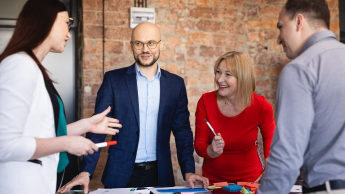Zarządzanie logistyką i łańcuchami dostaw | Studia II stopnia w Chorzowie | Uniwersytet WSB Merito Chorzów: uczestnicy studiów podyplomowych wykonujący projekt w grupie