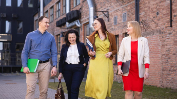 Event Manager | Studia podyplomowe w Chorzowie | Uniwersytet WSB Merito Chorzów: uczestnicy studiów podyplomowych rozmawiający o projekcie